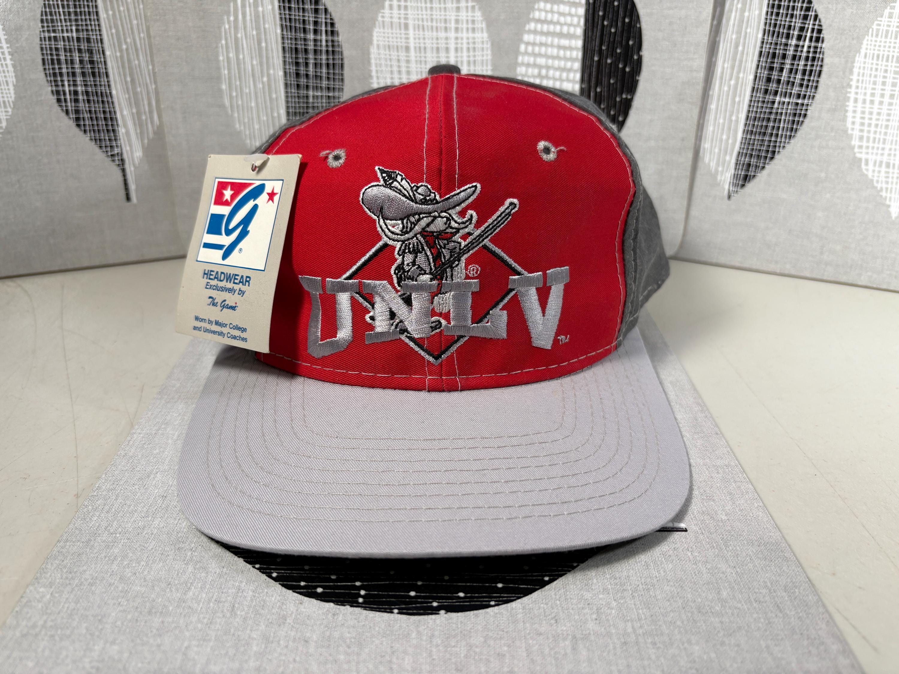 キャラクター刺繍 赤 ヴィンテージキャップ UNLV Vintage UNLV Hat: Red Grey Deadstock the Game, Snapback 90's
