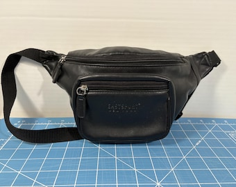 Riñonera de cuero vintage: Bolso bandolera Eastsport negro, años 90.