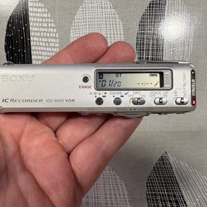 Grabadora digital de voz Sony ICD-SX25VTP (32 MB, USB, VOR, 11 horas)