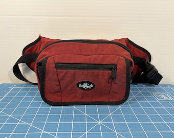 Riñonera vintage Eagle Creek: Bolso bandolera rojo para la cintura, estilo años 2000.
