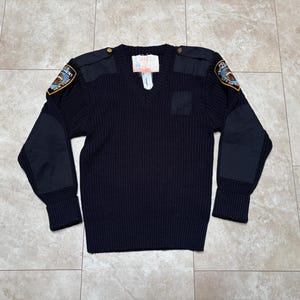 Peut inclure: Ensemble de trois tasses en céramique avec une finition mate et mouchetée. Les tasses sont de couleur crème, gris clair et gris foncé. Chaque tasse a un design simple et minimaliste avec une anse arrondie.