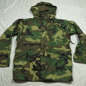 Vintage Goretex ECW Parka: Woodland Camo Army Jacket (Men’s Small)