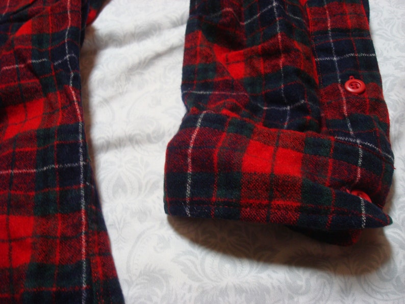 Vintage Men/'s 60/'s Pendleton Shirt Tartan Red Green Blue Plaid Wool Long Sleeve Buttonup Large 15.5 Long Made in USA