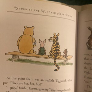 Pode incluir: Winnie the Pooh, Leit&atilde;o e Tigr&atilde;o est&atilde;o sentados em um banco de madeira. Tigr&atilde;o diz: "Est&atilde;o quentes, quentes, quentes!"  Burrico responde: "-suculentos." O texto na p&aacute;gina diz: "Retorno para a Floresta dos Cem Acres."