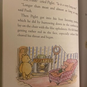Pode incluir: Winnie the Pooh e Piglet est&atilde;o sentados em uma sala com uma lareira. Piglet est&aacute; sentado em uma cadeira com estofamento lil&aacute;s e Pooh est&aacute; de p&eacute; ao lado da lareira. A sala tem papel de parede listrado azul e amarelo e um rel&oacute;gio na parede.