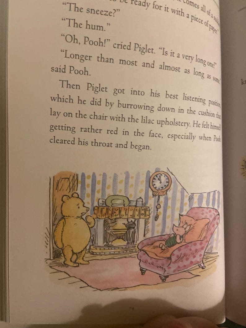 Pode incluir: Winnie the Pooh e Piglet est&atilde;o sentados em uma sala com uma lareira. Piglet est&aacute; sentado em uma cadeira com estofamento lil&aacute;s e Pooh est&aacute; de p&eacute; ao lado da lareira. A sala tem papel de parede listrado azul e amarelo e um rel&oacute;gio na parede.
