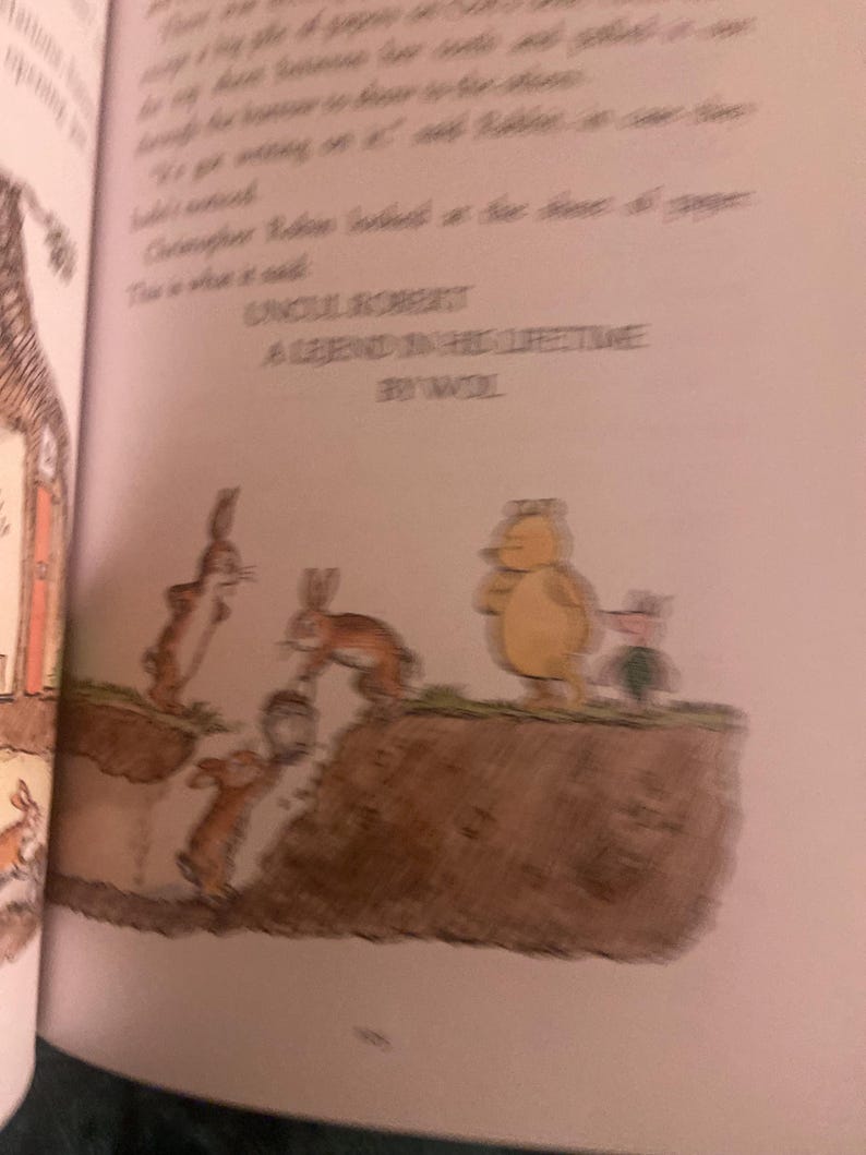 Pode incluir: Uma ilustra&ccedil;&atilde;o de um livro infantil que mostra um grupo de coelhos e um urso. Os coelhos est&atilde;o cavando um buraco no ch&atilde;o, enquanto o urso fica em uma sali&ecirc;ncia acima deles. O texto na p&aacute;gina diz "Tio Robert Uma lenda em sua vida por Wool."