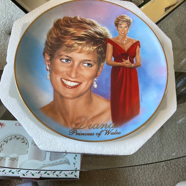 Forever, Diana   Collector's Plate   #18694A   First Issue In the Diana "A Woman of Style"  1998