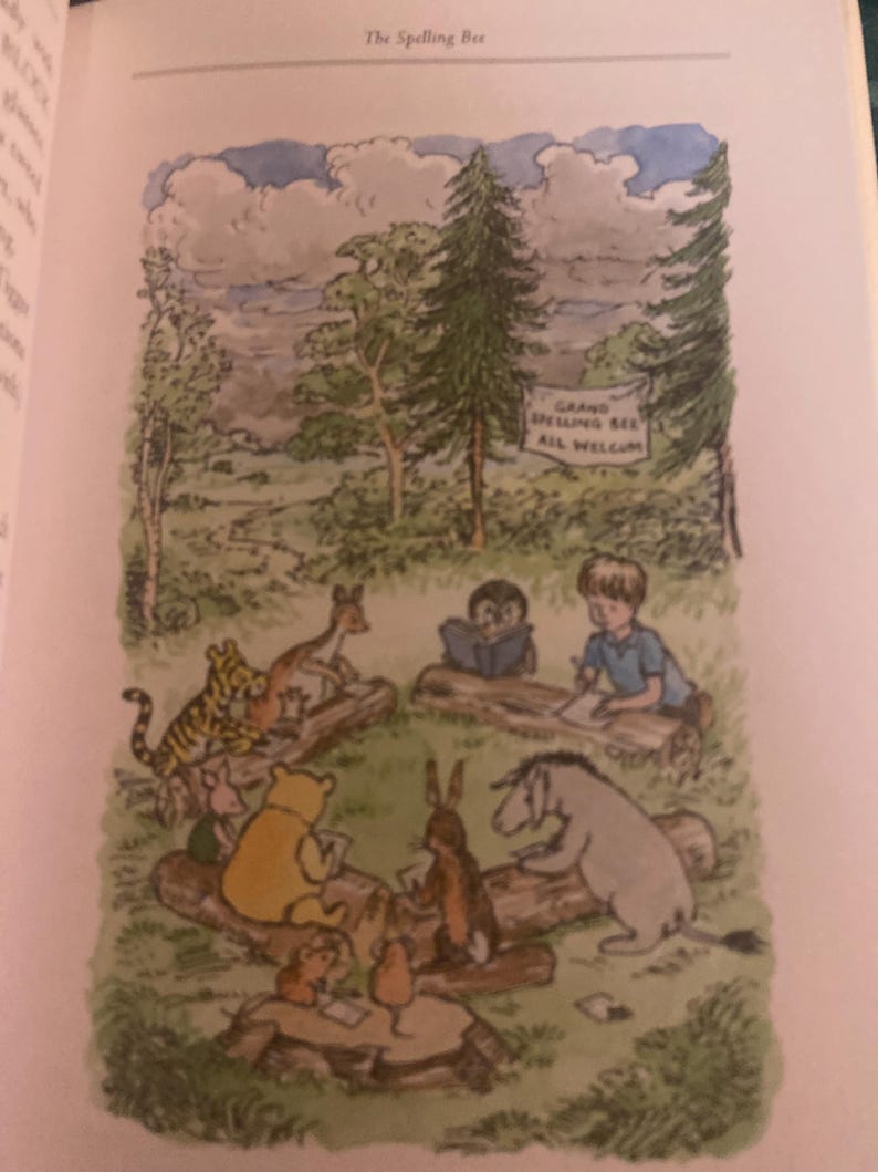 Pode incluir: Uma ilustra&ccedil;&atilde;o em aquarela de Winnie the Pooh e seus amigos participando de um "Grande Concurso de Ortografia" na Floresta dos Cem Acres. A placa diz "Grande Concurso de Ortografia Bem-vindos a todos".