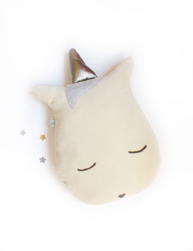 Coussin Licorne en Velours Ivoire et Broderies Grises. Décoration Chambre Enfants/Bébés