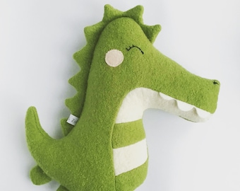 Peluche crocodile en laine, Crock Odile - Collection Les Singuliers - Coussin/ Doudou pour enfant Caro & Zolie x Moomie