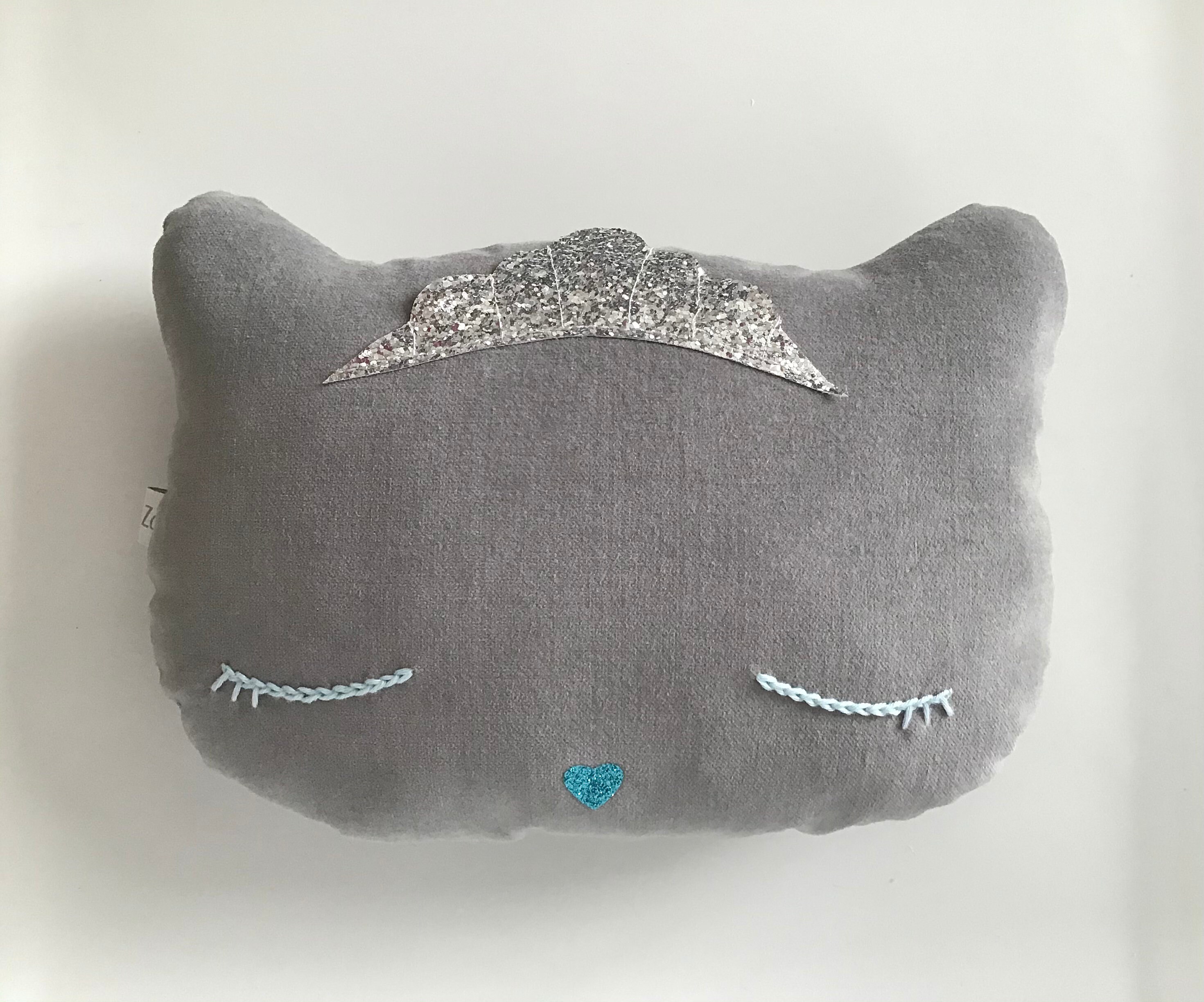 Coussin Chat Princesse Gris. Broderie et Glitter. Coussin Enfant Caro & Zolie
