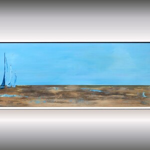 Puede incluir: Pintura abstracta de un paisaje marino con veleros. La obra presenta un cielo azul claro y un primer plano texturizado marrón y azul, que posiblemente representa el mar y la arena. Se representan tres veleros con velas azules.