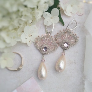 Small pearl drop earrings with blush rose crystals, Classy silver wedding jewelry for bridesmaids, Delicate bridal earrings for boho wedding zdjęcie 3