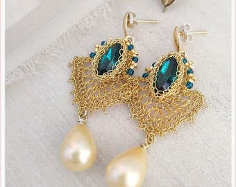 Gold pearl drop earrings for boho bride, Emerald green gold lace bridal earrings with pearls, Bohemian bridal jewelry with green crystals