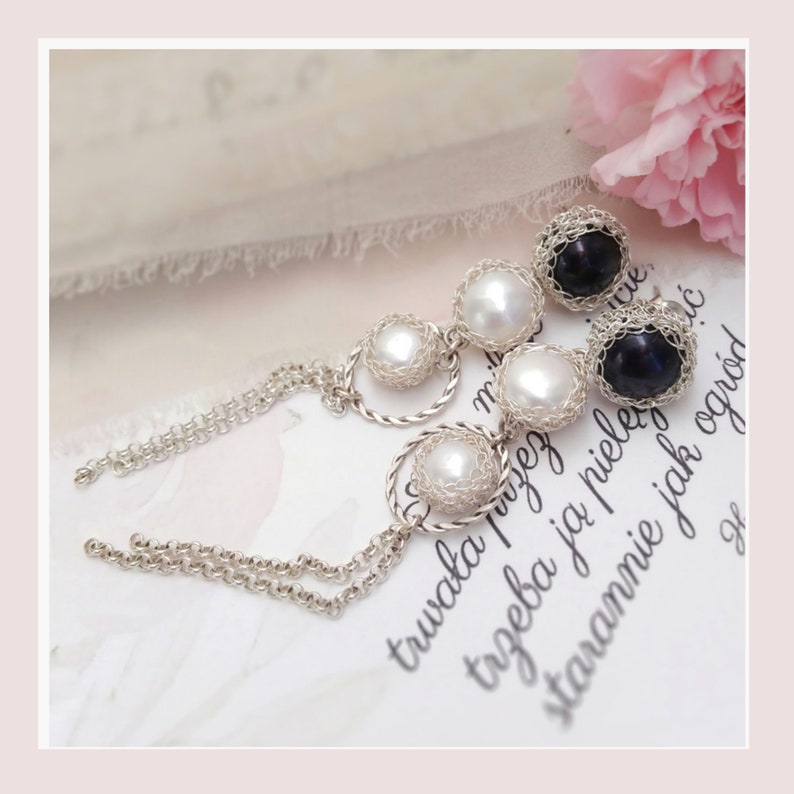 Long dangle bridal earrings with pearls, Statement earrings for elegant wedding, White pearl silver bridal stud earrings with chain tassel, zdjęcie 4