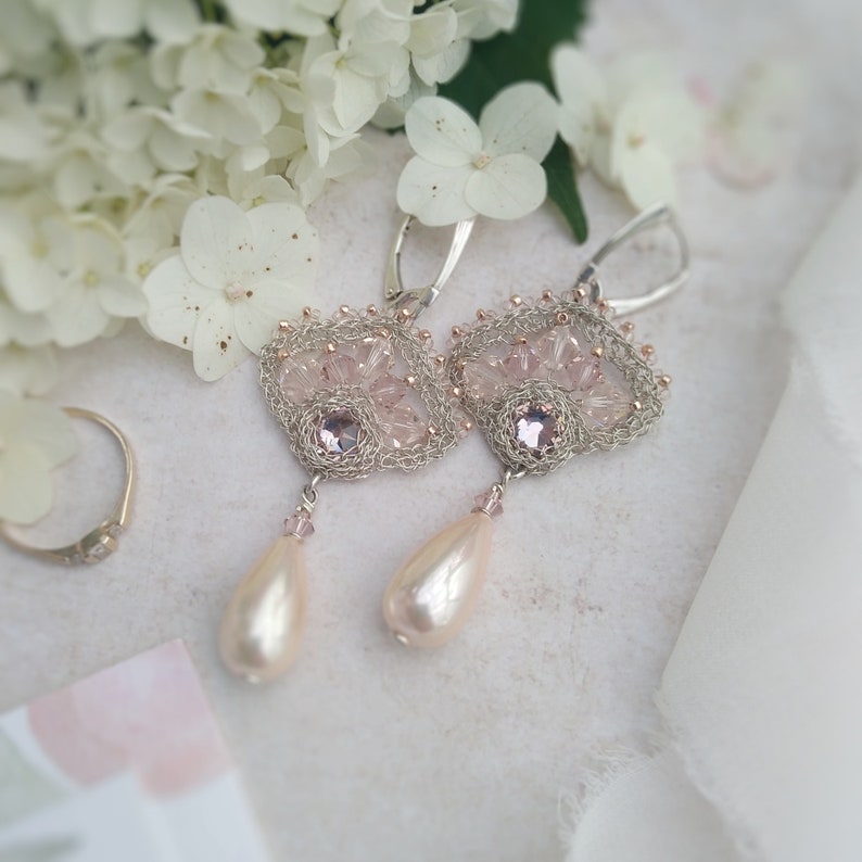 Small pearl drop earrings with blush rose crystals, Classy silver wedding jewelry for bridesmaids, Delicate bridal earrings for boho wedding zdjęcie 5