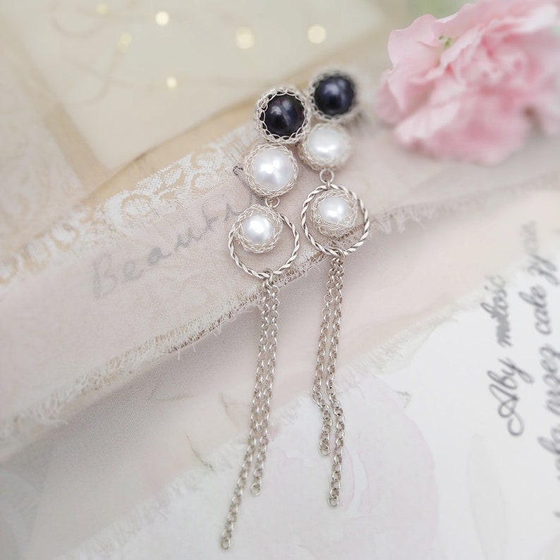 Long dangle bridal earrings with pearls, Statement earrings for elegant wedding, White pearl silver bridal stud earrings with chain tassel, zdjęcie 5