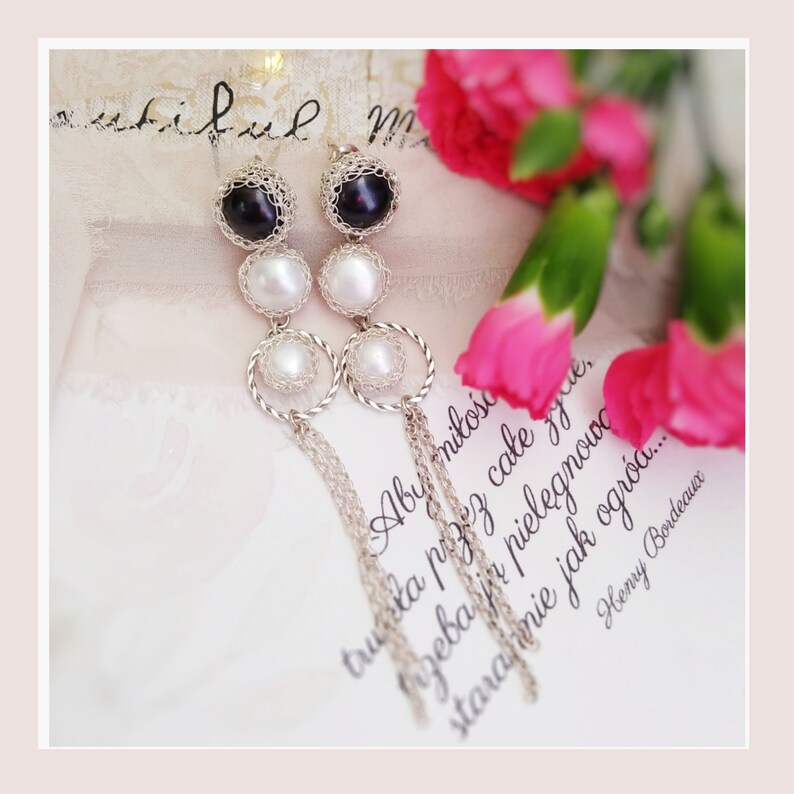 Long dangle bridal earrings with pearls, Statement earrings for elegant wedding, White pearl silver bridal stud earrings with chain tassel, zdjęcie 2