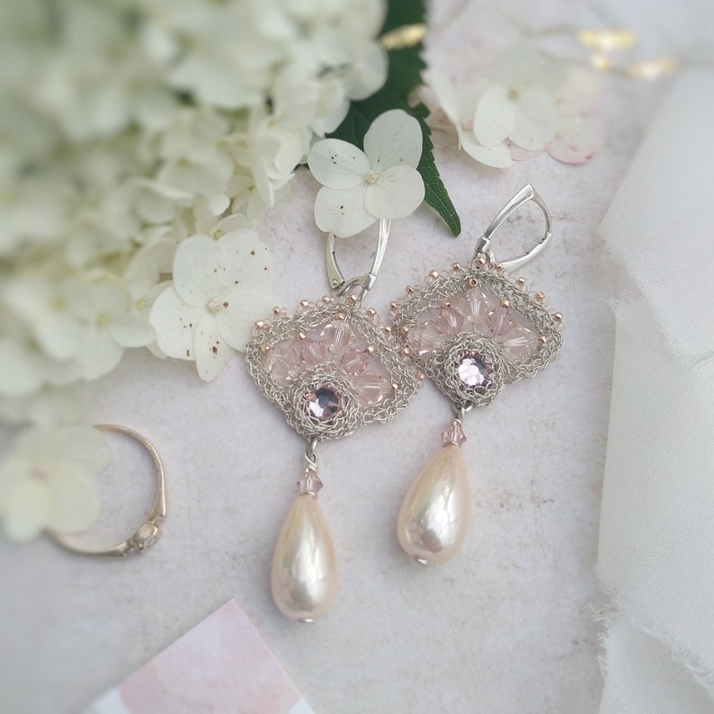 Small pearl drop earrings with blush rose crystals, Classy silver wedding jewelry for bridesmaids, Delicate bridal earrings for boho wedding zdjęcie 3