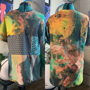 Peut inclure: Deux chemises à manches courtes avec un motif abstrait coloré. Une chemise a un motif géométrique sur le devant. Les deux chemises sont faites d'un tissu doux et confortable.