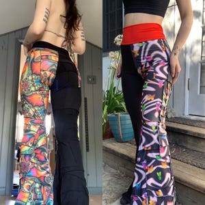 Peut inclure: Deux paires de pantalons pattes d'éléphant noirs et colorés. Une paire a un motif psychédélique et l'autre un motif papillon. Les deux paires ont une ceinture rouge.