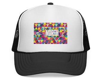 Può includere: Cappellino da camionista con pannello frontale bianco e retro in rete nera. La parte anteriore presenta un colorato design geometrico con il contorno della Carolina del Nord e la scritta "NORTH" in bianco.