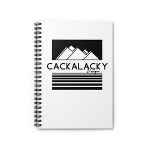 Puede incluir: Una libreta de espiral blanca con un logotipo en blanco y negro. El logotipo presenta una cordillera estilizada con el texto "CACKALACKY Design".