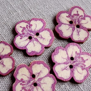 Botones de flores de madera de color morado