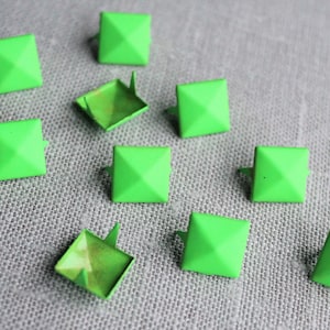 Pyramiden Ohrstecker Nieten 10 Stück - Matt Neon Grün