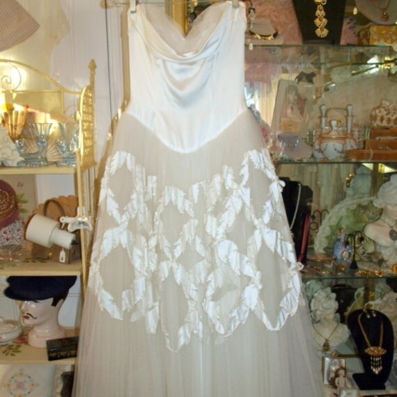 Gorgeous 1950s Vintage Strapless Prom or Bridal Go