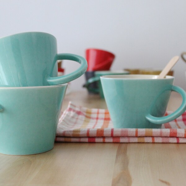 Dos Tazas grandes verde pastel con asa ergonomica Tazas de ceramica hecha a torno - Listo para mandar