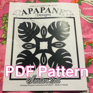 Pode incluir: Um padrão PDF branco para uma colcha Monstera. O padrão apresenta uma ilustração em preto e branco de um design de folha de Monstera. O texto "CAPAPANE Designs" está no topo do padrão. O texto "PDF Pattern" está em letras cor-de-rosa na parte inferior do padrão. O texto "Package contains: Instructions & Pattern. Made in Hawaii" está na parte inferior do padrão.