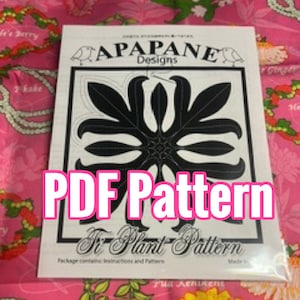 Pode incluir: Um cartão branco com texto preto que diz "PAPAPANE Designs" e "PDF Pattern" com uma silhueta preta de uma planta Ti. O texto na parte inferior do cartão diz "Ti Plant Pattern" e "Package contains instructions and patterns".