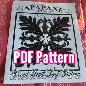 Op de afbeelding: Een wit vel papier met een zwart-witte illustratie van een broodvruchtbladpatroon. Het papier heeft de tekst "PAPAPANE Designs" en "PDF Pattern" in zwart. De tekst "Bread Fruit Leaf Pattern" is in zwart-wit met een decoratief lettertype. De tekst "Package contains: Instructions and Pattern" en "Made in Hawaii" is in zwart.