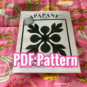Może przedstawiać: Biało-czarny wzór PDF do bloku kołdry hawajskiej o nazwie "Papapane" z nową, prostszą wersją dla początkujących. Wzór jest wykonany na Hawajach i jest dostępny do pobrania od @yoko_brown. Wzór przedstawia kwiatowy wzór z czarnym obrysem i białym tłem.