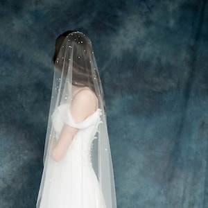 Pearl Wedding Veil, Ivory Bridal Veil, Polka Dot Veil, TulleVeil, Scattered Pearl Veil, Raw Cut Veil, Modern Veil, Single Tier Veil, AMANIE afbeelding 3