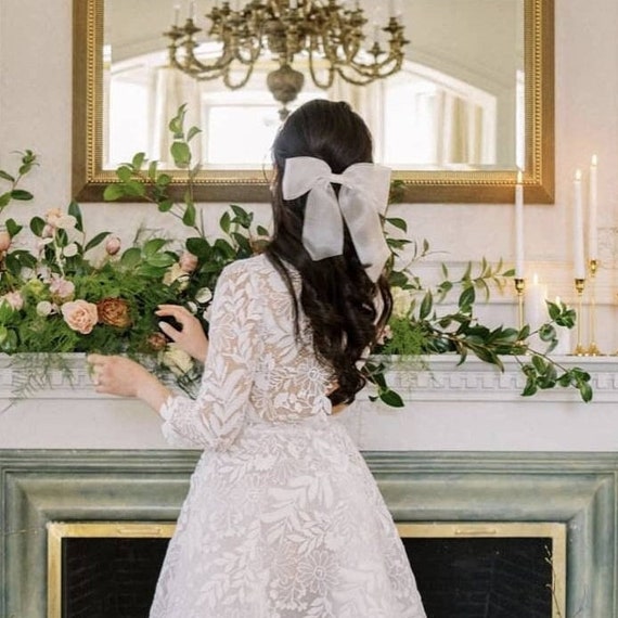 Oversized Bridal Hair Bow, Large Wedding Bow on Clip, Big White Bow on  Comb, Headpiece for Wedding Veil, Bridal Shower Accessory, GEORGINA 