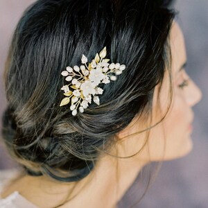 Peineta nupcial con flor dorada y perla marfil, enredadera floral para boda, tocado de hoja de laurel plateada, pieza para el cabello de boda en oro rosa con diamantes de imitación.