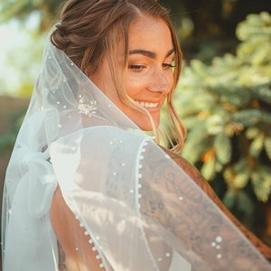 Pearl Wedding Veil, Ivory Bridal Veil, Polka Dot Veil, TulleVeil, Scattered Pearl Veil, Raw Cut Veil, Modern Veil, Single Tier Veil, AMANIE afbeelding 7