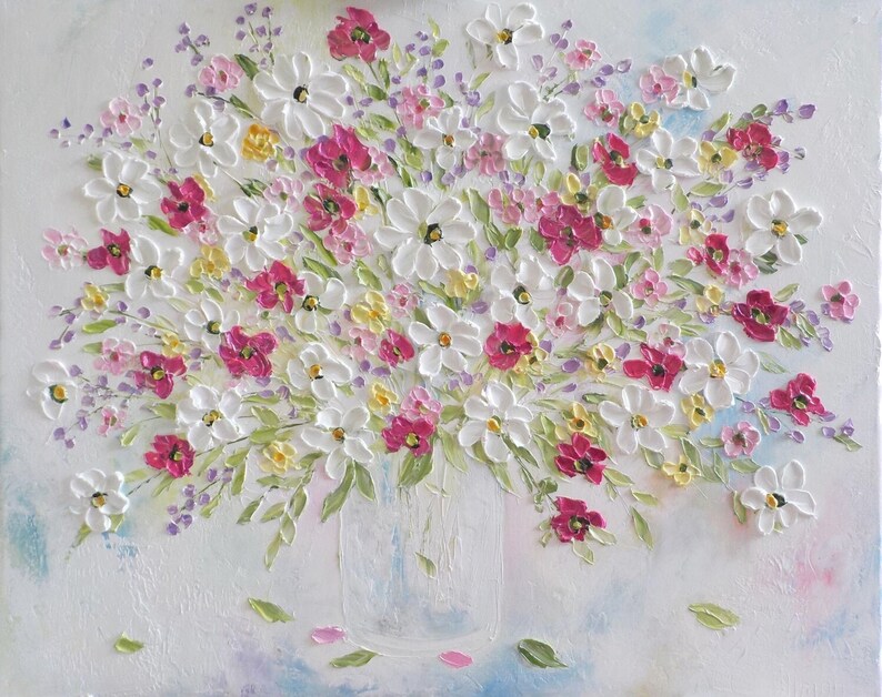K&ouml;nnte beinhalten: Ein Gem&auml;lde einer wei&szlig;en Vase, gef&uuml;llt mit einem Strau&szlig; wei&szlig;er, rosa und gelber Blumen. Die Blumen sind in einem strukturierten Stil gemalt, was dem Gem&auml;lde einen dreidimensionalen Look verleiht.