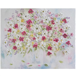 K&ouml;nnte beinhalten: Ein Gem&auml;lde eines Strau&szlig;es wei&szlig;er, rosa und lila Blumen in einer durchsichtigen Glasvase. Die Blumen sind in einem strukturierten Stil gemalt, was dem Gem&auml;lde einen dreidimensionalen Look verleiht.