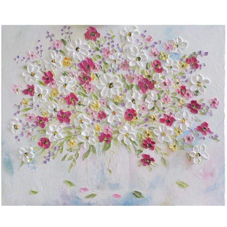 K&ouml;nnte beinhalten: Ein Gem&auml;lde eines Strau&szlig;es wei&szlig;er, rosa und lila Blumen in einer durchsichtigen Glasvase. Die Blumen sind in einem strukturierten Stil gemalt, was dem Gem&auml;lde einen dreidimensionalen Look verleiht.