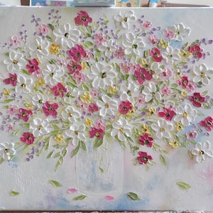 K&ouml;nnte beinhalten: Ein Gem&auml;lde eines Strau&szlig;es wei&szlig;er, rosa und roter Blumen in einer wei&szlig;en Vase. Die Blumen sind in einer strukturierten Art gemalt, was dem Gem&auml;lde einen dreidimensionalen Look verleiht.