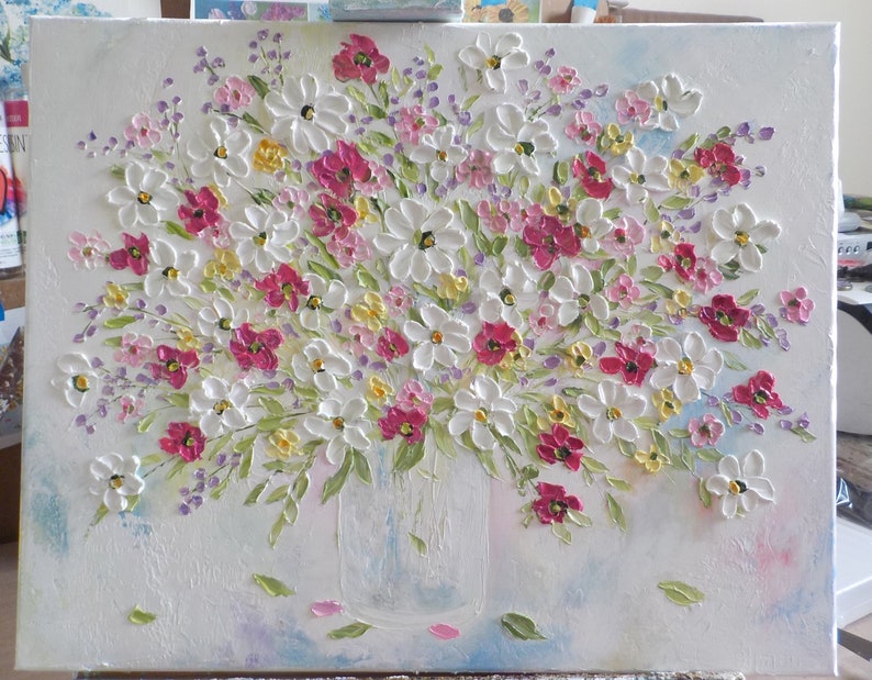 K&ouml;nnte beinhalten: Ein Gem&auml;lde eines Strau&szlig;es wei&szlig;er, rosa und roter Blumen in einer wei&szlig;en Vase. Die Blumen sind in einer strukturierten Art gemalt, was dem Gem&auml;lde einen dreidimensionalen Look verleiht.