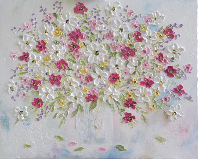 K&ouml;nnte beinhalten: Eine wei&szlig;e Vase gef&uuml;llt mit einem Strau&szlig; wei&szlig;er, rosa und gelber Blumen. Die Blumen sind in einem strukturierten Stil gemalt, was dem Gem&auml;lde einen 3D-Effekt verleiht.