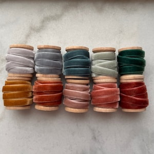 Bordure finie en ruban de velours de 1/4 po. avec bobine