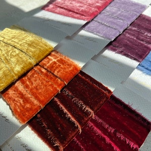 NIEUW handgeverfd SILK FLUWEEL lint met onbewerkte rand (2 yards)