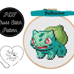 以下が含まれることがあります： 木製の刺繍枠に入った、Bulbasaurのデザインのクロスステッチパターン。パターンには「PDF Cross Stitch Pattern」というテキストと、デザイナーのロゴ「Ink and Thread Designs」が含まれています。「Bulbasaur」という言葉が上に書かれています。
