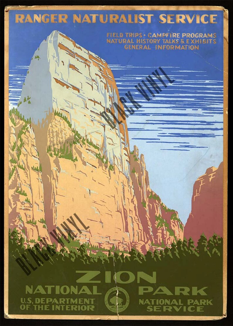 K&ouml;nnte beinhalten: Ein Vintage-Reiseposter, das den Zion National Park bewirbt. Das Poster zeigt eine dramatische Ansicht einer hoch aufragenden Sandsteinklippe mit blauem Himmel und Wolken im Hintergrund. Der Text auf dem Poster lautet "Ranger Naturalist Service", "Zion National Park", "U.S. Department of the Interior" und "National Park Service".